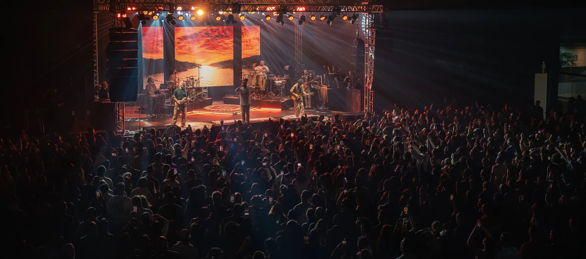 Público em frente ao palco