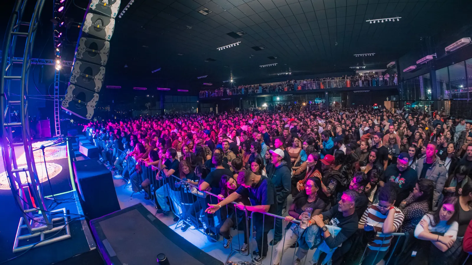 Público de frente para o palco, na Área VIP