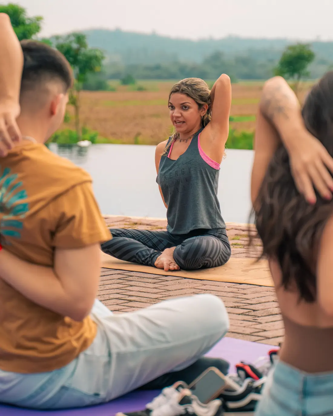 Prática ao ar livre na beira da piscina